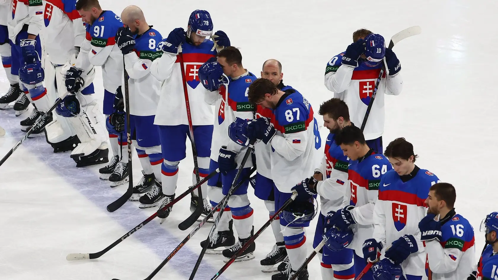 Všetky hlavy dole. Slovenských hokejistov zalial smútok z nezvládnutého zápasu proti Lotyšsku.
