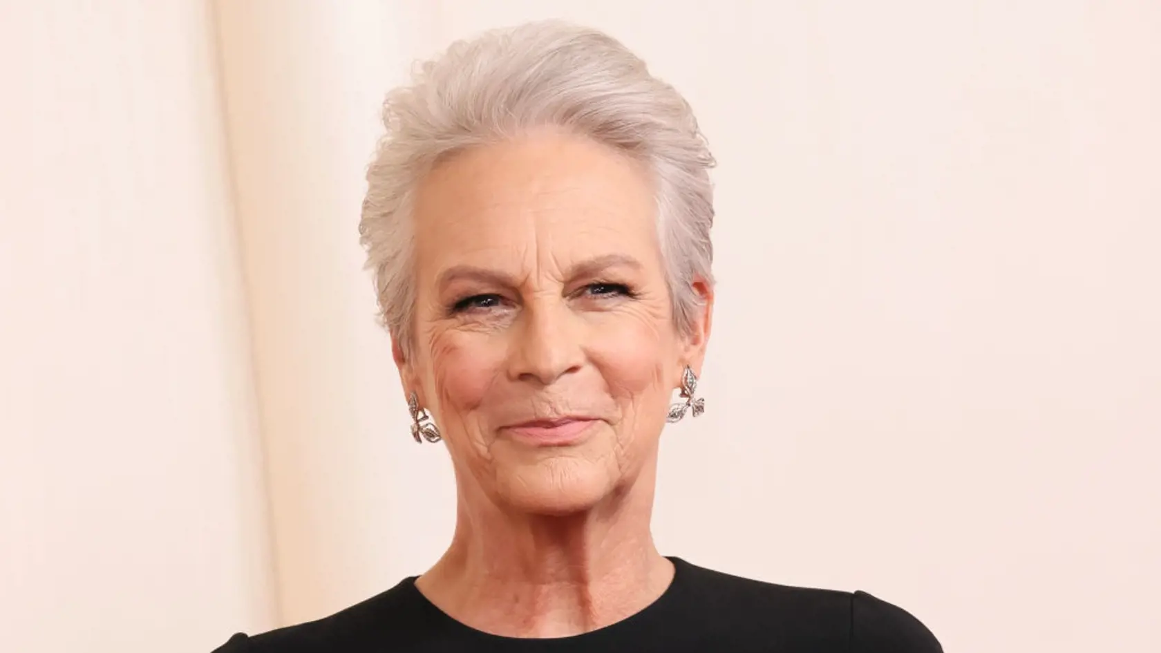 Jamie Lee Curtis starne s gráciu. Jej poznávacím znamením sú krátke vlasy.