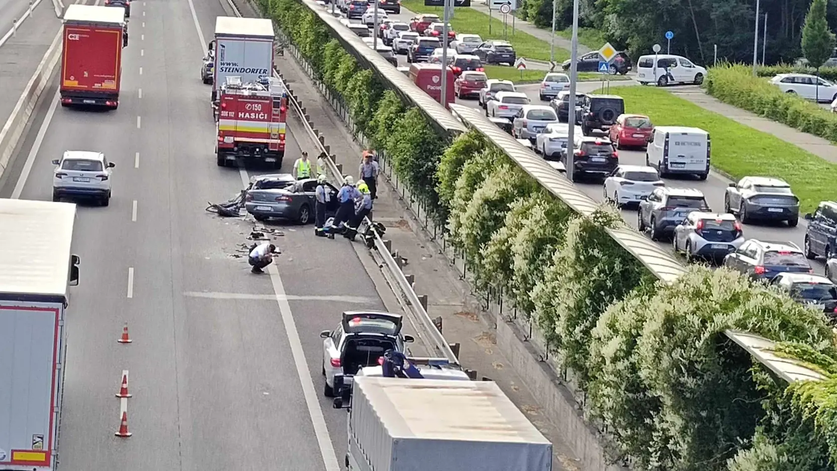 Na mieste zasahovali hasiči a dopravní policajti.