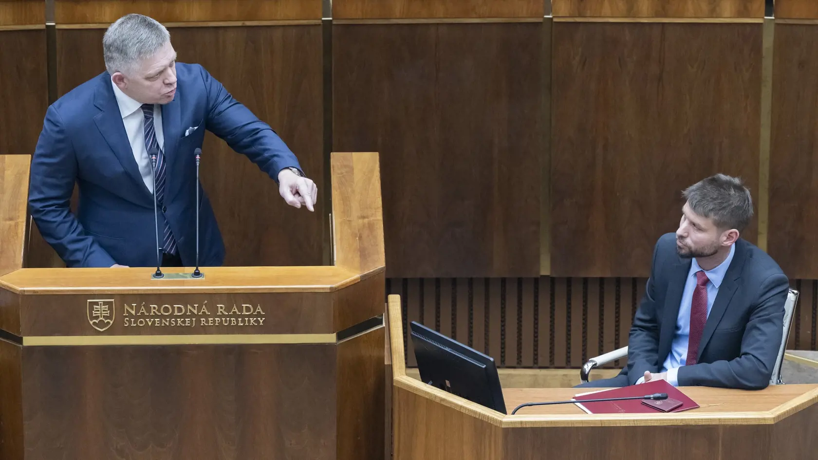 Na snímke vľavo predseda vlády Robert Fico (Smer-SD) a podpredseda NR SR Michal  Šimečka (PS) počas mimoriadnej schôdze k odvolávaniu ministra vnútra SR Matúša Šutaja Eštoka 23. novembra 2023 v Bratislave. Začala sa mimoriadna schôdza Národnej rady (NR) SR, na ktorej má minister vnútra Matúš Šutaj Eštok (Hlas-SD) čeliť pokusu o odvolanie z funkcie. Rokovanie iniciovala opozícia. FOTO TASR - Martin Baumann