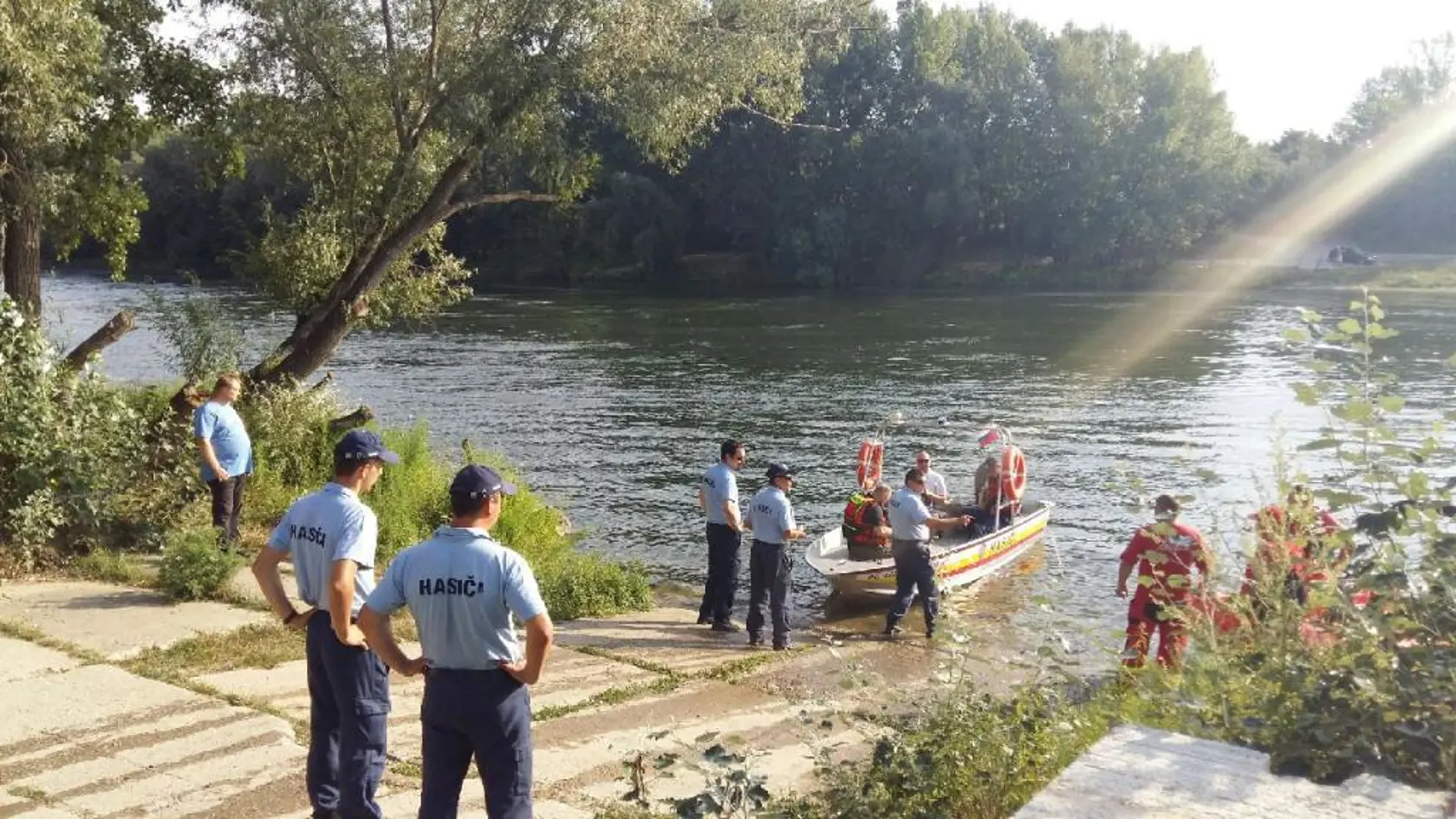 Strateného Robka (†6) hľadali hasiči na člne aj na rieke Váh a na jej brehoch.