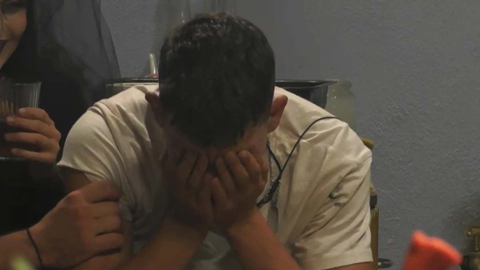 Hruška si po dychtivom zážitku z Klárou iba zakrýval tvár od hanby. 