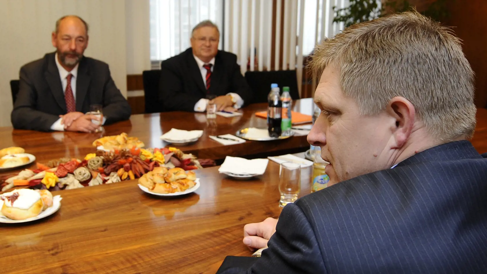 Na snímke vľavo minister hospodárstva SR Tomáš Malatinský, štátny tajomník Dušan Petrík a vpravo premiér SR Robert Fico počas oficiálneho uvedenia do  funkcie nového ministra hospodárstva,  12. apríla 2012 v Bratislave.