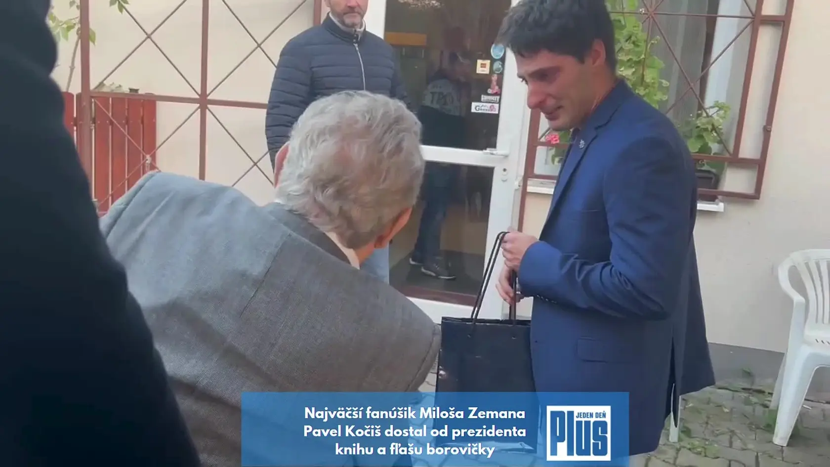 Najväčší fanúšik Miloša Zemana Pavel Kočiš dostal od prezidenta knihu a fľašu borovičky