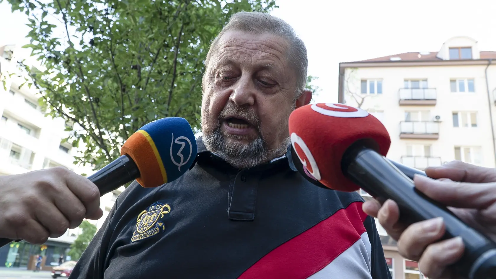 Štefan Harabin po prepustení pred budovou policajného prezídia.