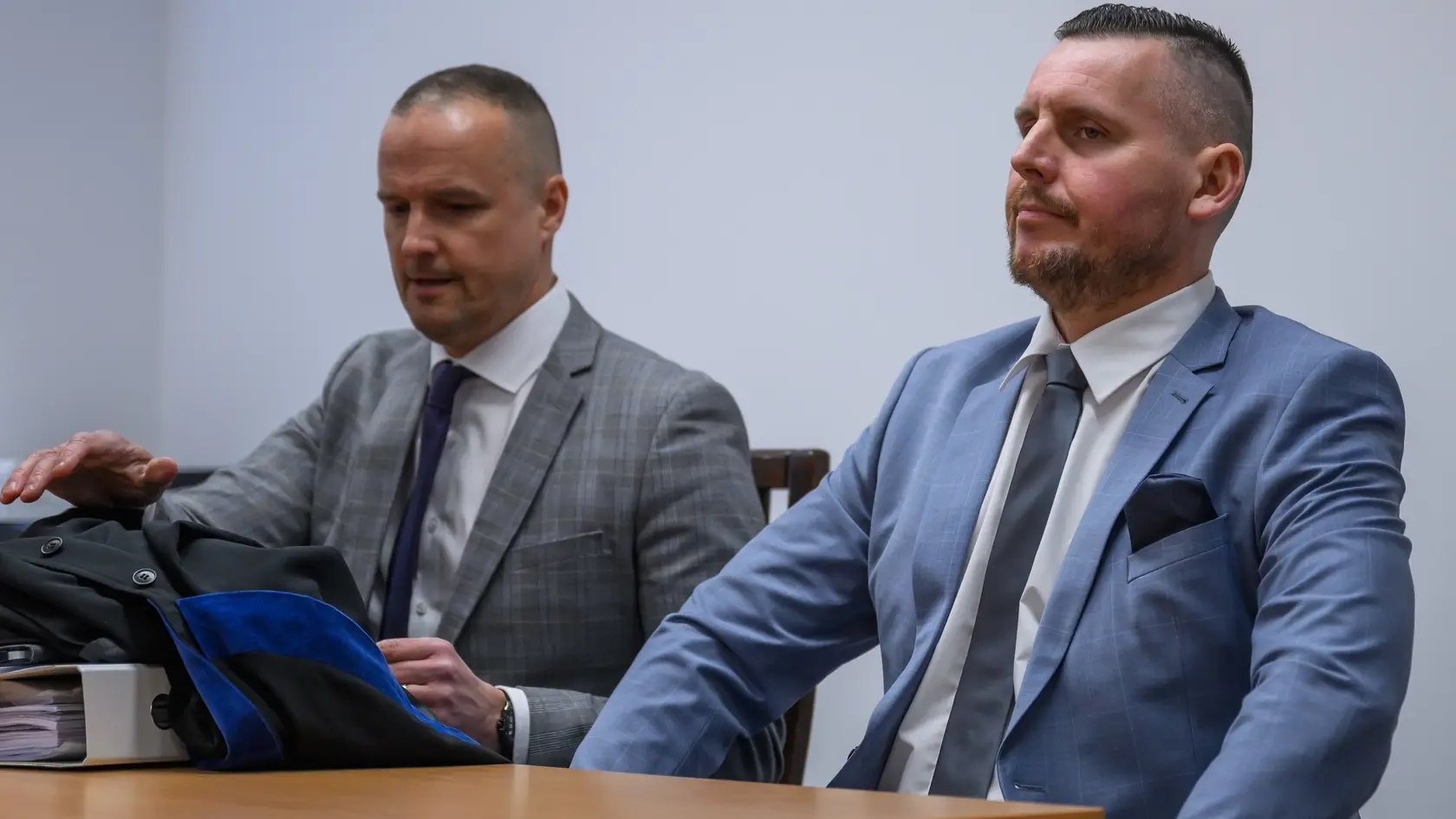 Zľava obhajca David Lindtner a obvinený youtuber Daniel Bombic v súdnej sieni Najvyššieho súdu SR.
