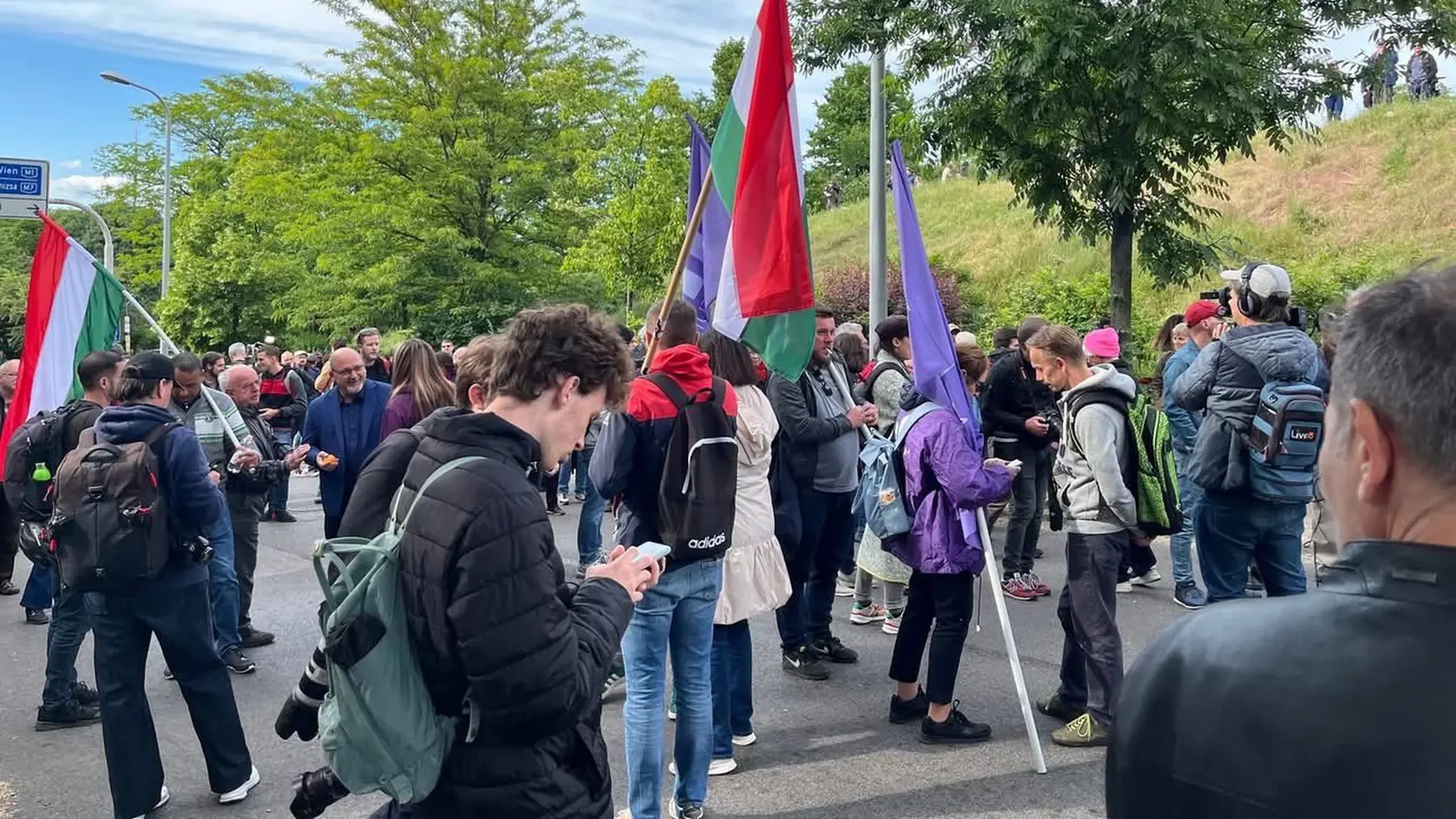 Niekoľko tisíc Maďarov protestovalo v nedeľu v Budapešti proti pripravovanému vládnemu zákonu namierenému proti médiám a občianskym organizáciám prijímajúcim financie zo zahraničia. S odvolaním sa na server 444.hu o tom informuje spravodajca TASR v Budapešti.