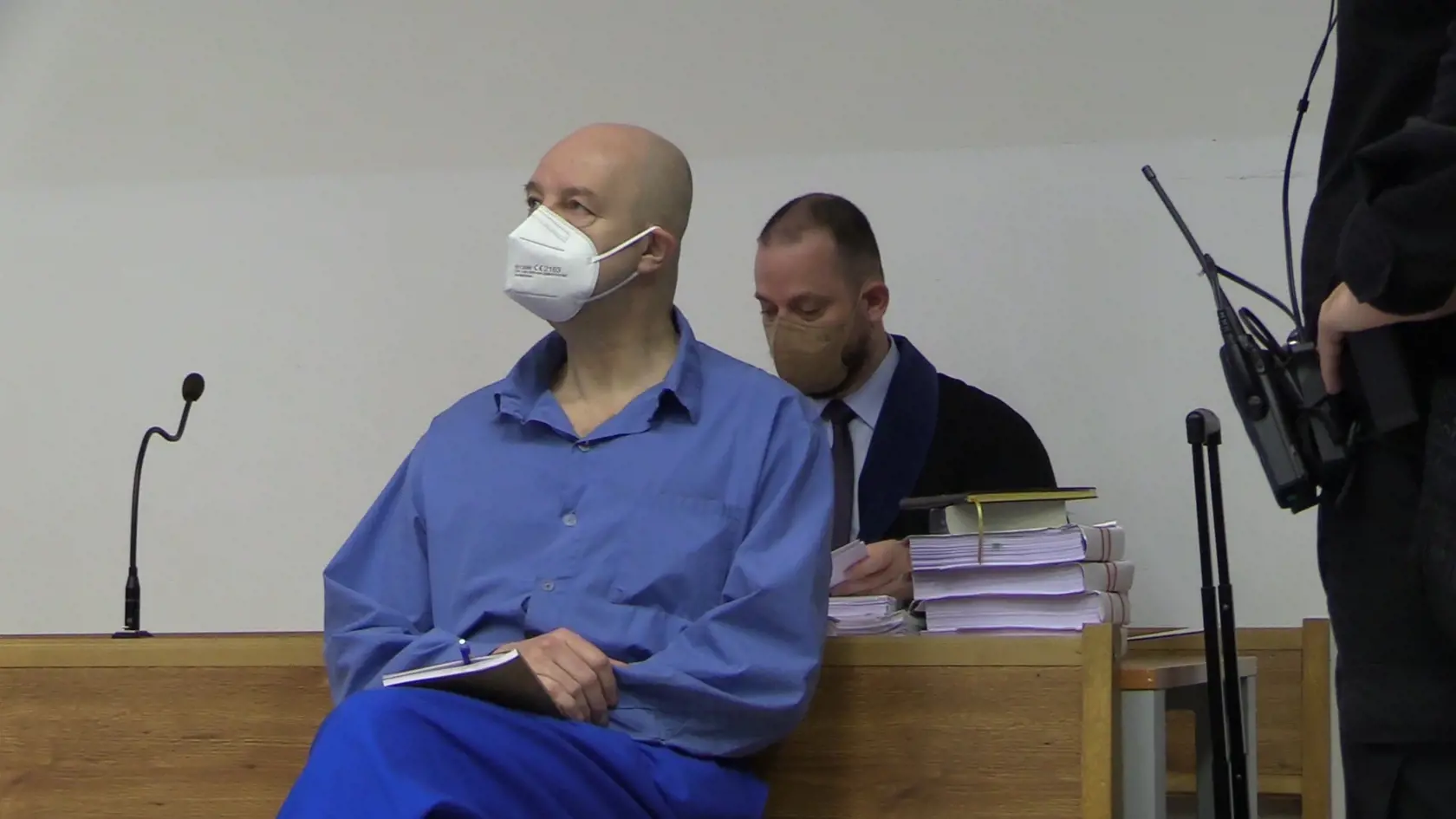 Pred senát Okresného súdu Bratislava II sa postavil vychudnutý Pavol Rusko.