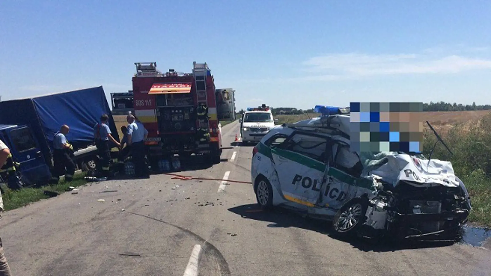 Na snímke tragická dopravná nehoda pri obci Pribeta v okrese Komárno v stredu 3. augusta 2017. Dvaja policajti v Nitrianskom kraji boli v stredu predpoludním účastníkmi dopravnej nehody, pri ktorej utrpeli zranenia nezlučiteľné so životom. Na sociálnej sieti o tom informovalo Prezídium Policajného zboru SR. Vážna dopravná nehoda sa stala pri obci Pribeta v okrese Komárno, spresnila TV Markíza na svojom internetovom portáli. "Dvaja muži utrpeli zranenia, ktorým na mieste podľahli. Zranených je ďa