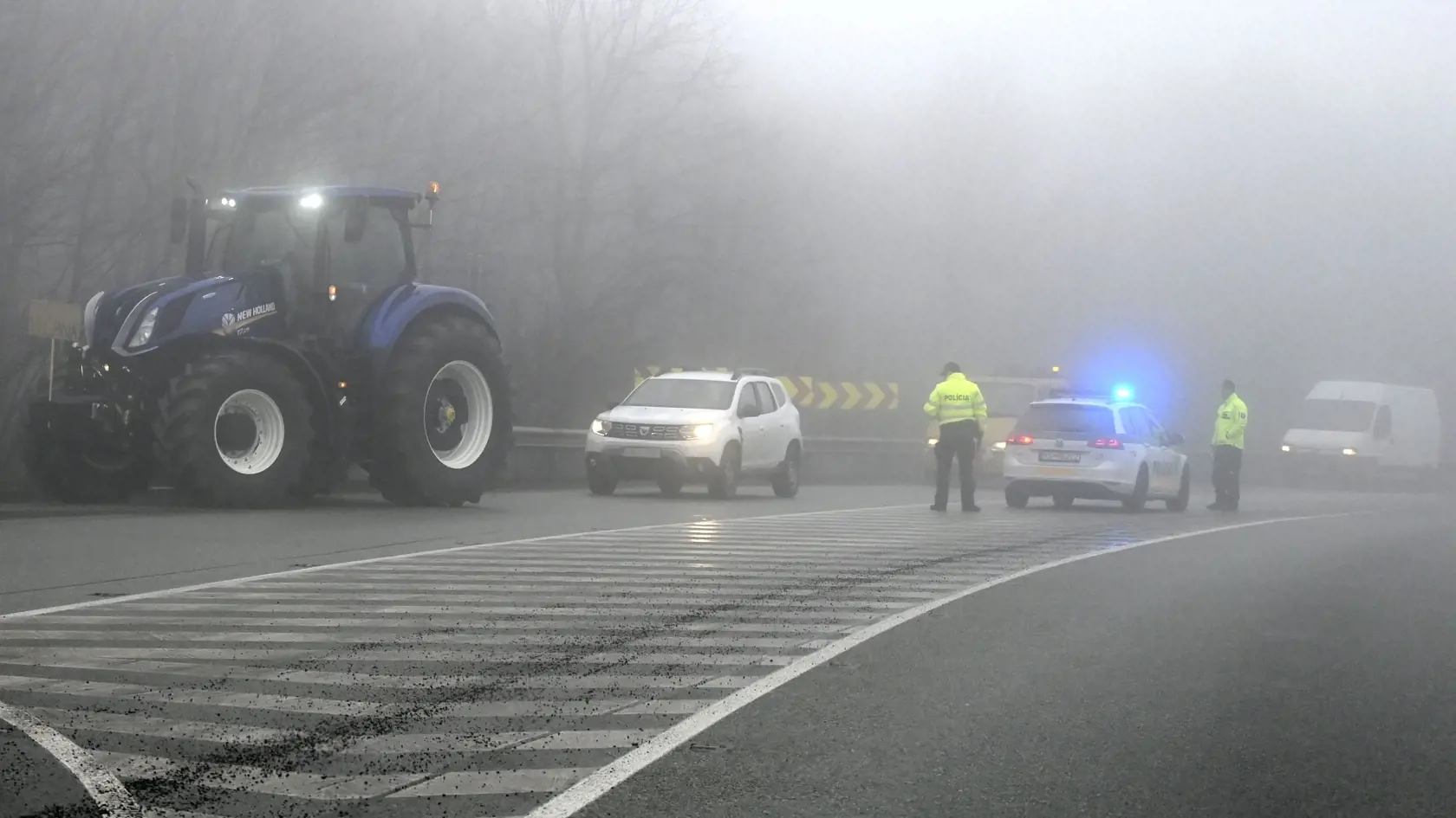 Na snímke farmári, autodopravcovia a lesníci blokujú horský priechod Dargov v utorok 15. februára 2022. Protest organizovala Iniciatíva poľnohospodárov pre nečinnosť a zlyhania ministra pôdohospodárstva a rozvoja vidieka SR Samuela Vlčana (nominant OĽANO) a žiadajú jeho odstúpenie. FOTO TASR – Roman Hanc