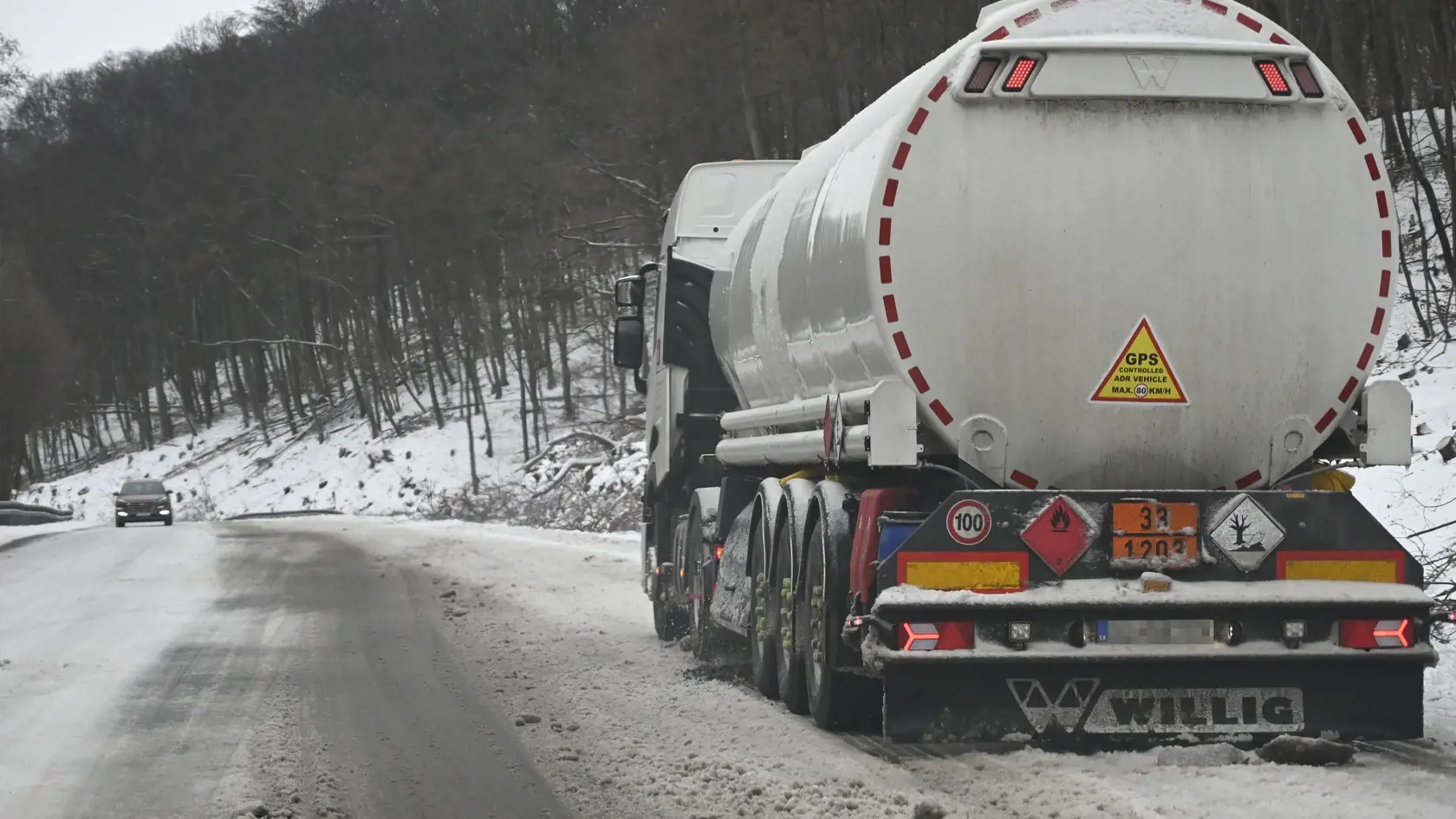Na východnom Slovensku do nedele rána nasnežilo miestami 15 až 30 centimetrov snehu, ojedinele aj viac. Väčšinou mrzne a stále fúka silný až prudký severný vietor, ktorý spôsobuje výrazné komplikácie v doprave. Dopravnú situáciu na horskom priechode Dargov komplikujú šmýkajúce sa kamióny. Dargov, 11. decembra 2022. FOTO TASR - Roman Hanc
