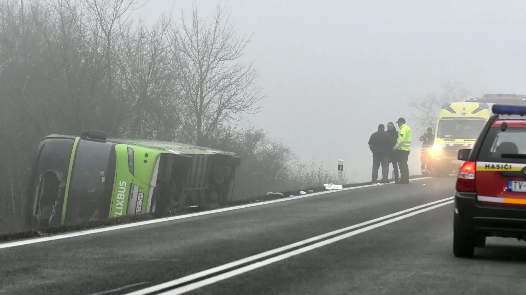 Na snímke nehoda autobusu z Ukrajiny pred obcou Dargov v okrese Trebišov 17. decembra 2023. FOTO TASR - Roman Hanc