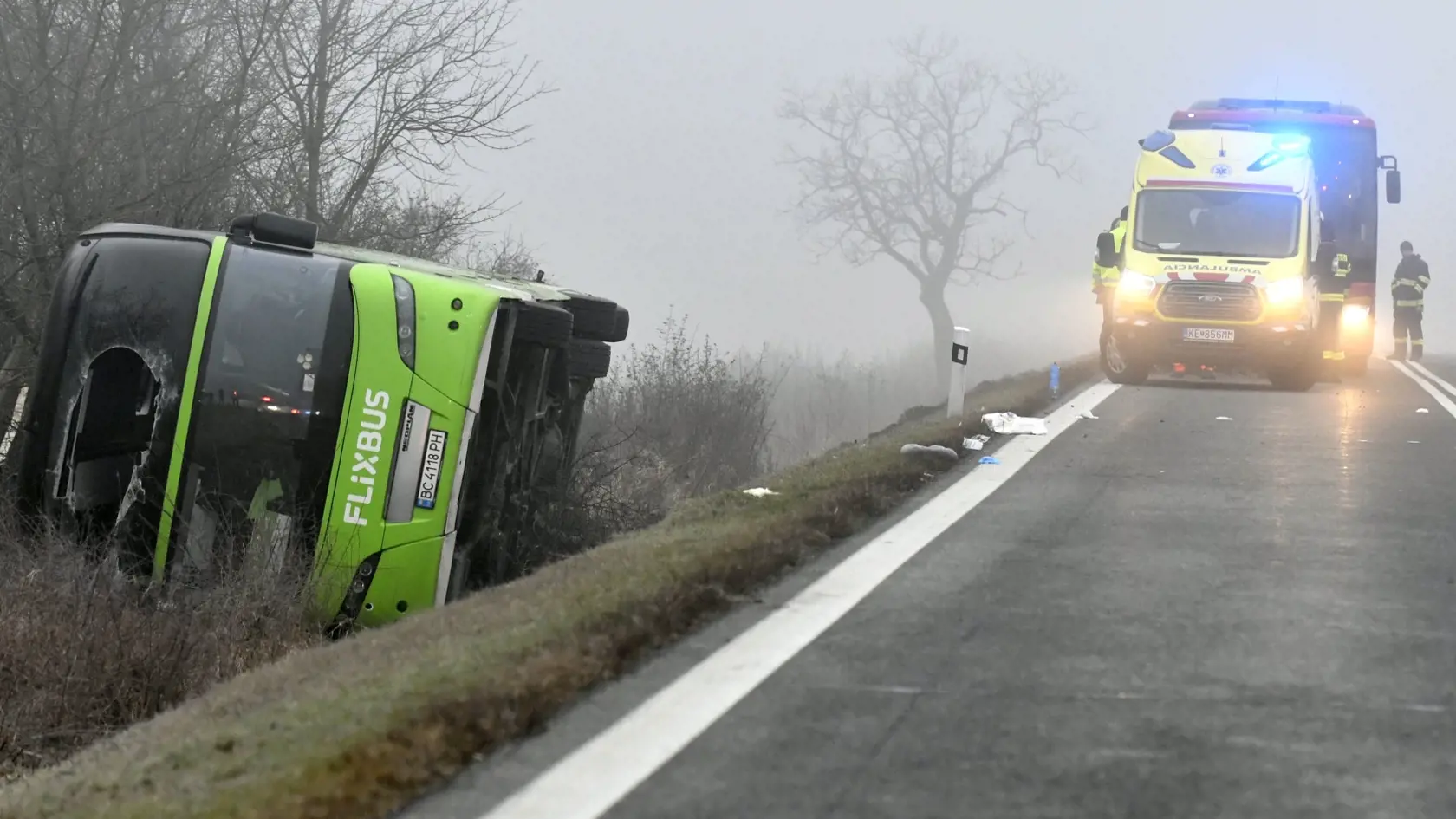 Na snímke nehoda autobusu z Ukrajiny pred obcou Dargov v okrese Trebišov 17. decembra 2023. FOTO TASR - Roman Hanc
