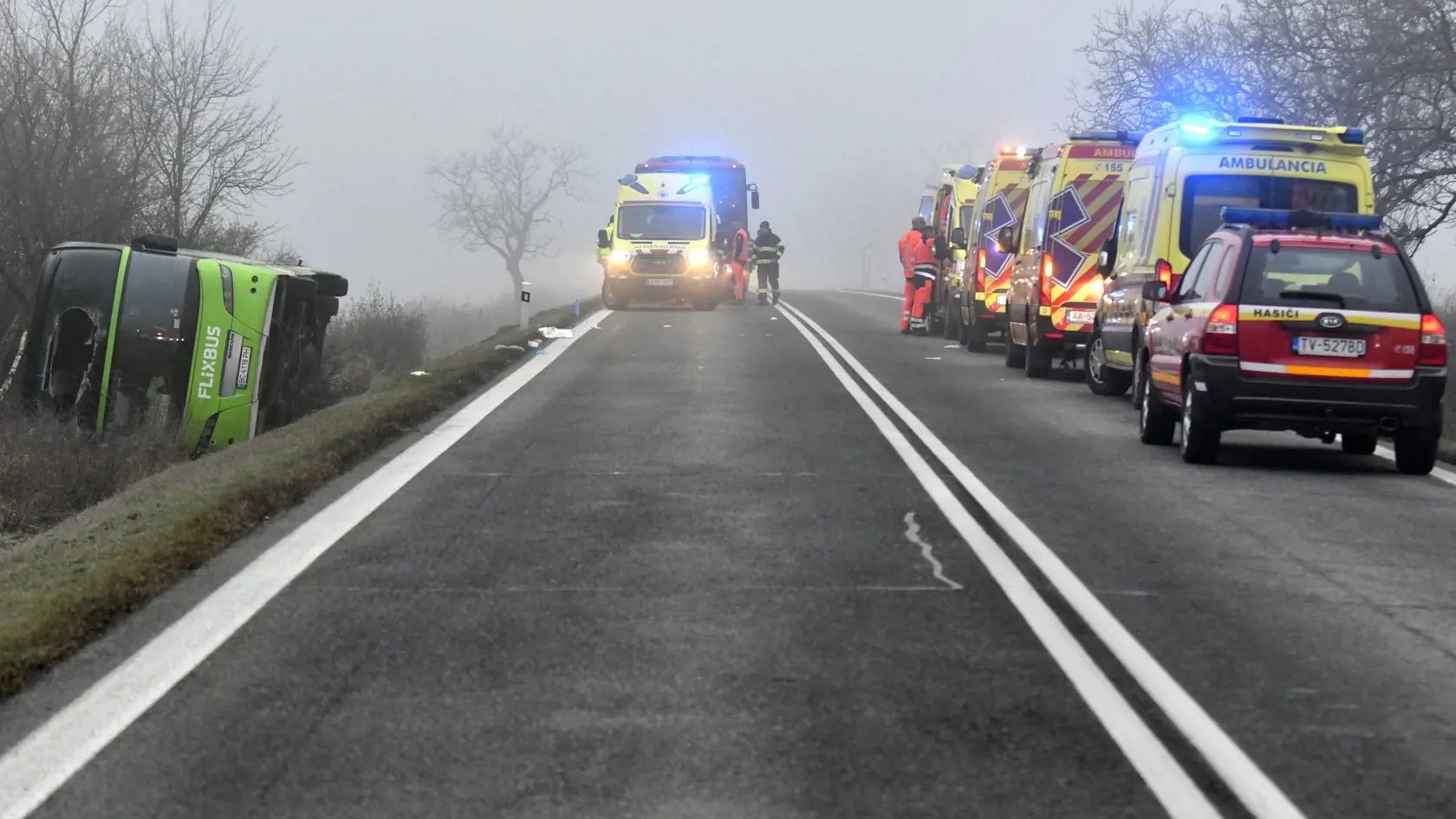 Na snímke nehoda autobusu z Ukrajiny pred obcou Dargov v okrese Trebišov 17. decembra 2023. FOTO TASR - Roman Hanc