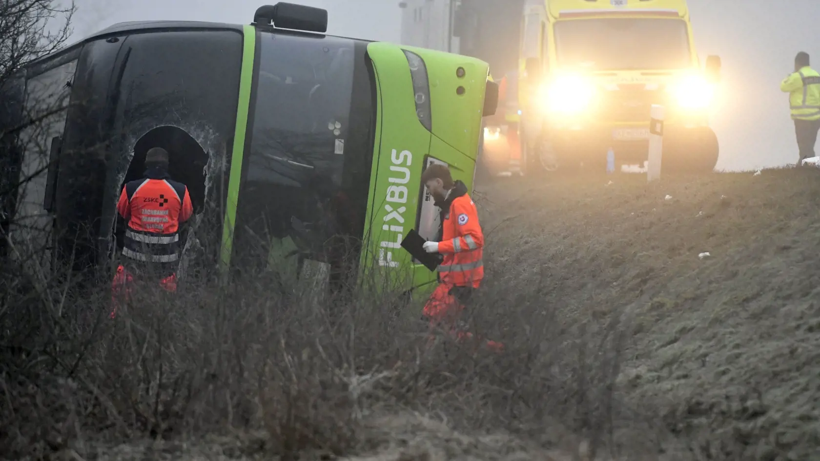 Na snímke nehoda autobusu z Ukrajiny pred obcou Dargov v okrese Trebišov 17. decembra 2023. FOTO TASR - Roman Hanc