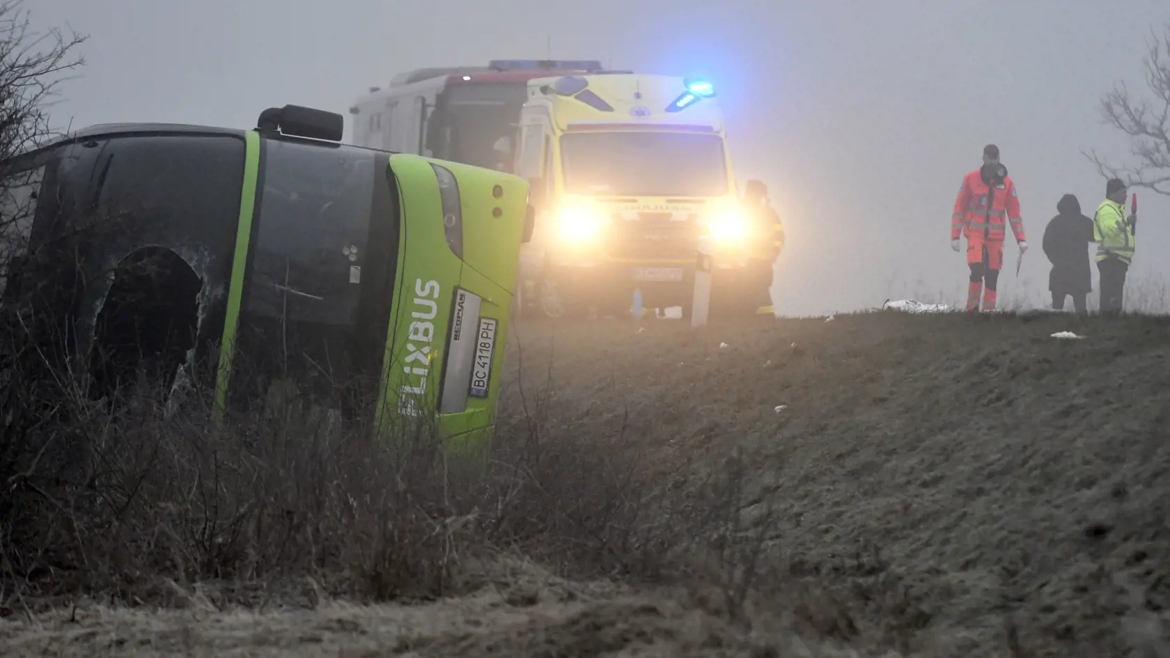 Na snímke nehoda autobusu z Ukrajiny pred obcou Dargov v okrese Trebišov 17. decembra 2023. FOTO TASR - Roman Hanc