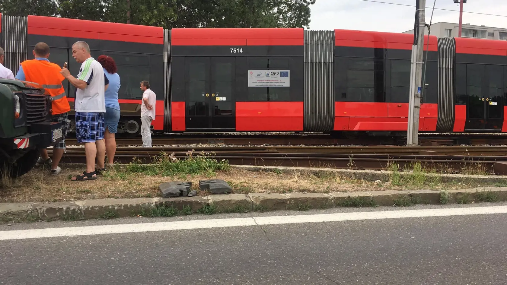 Vykoľajená električka v Karlovej Vsi.