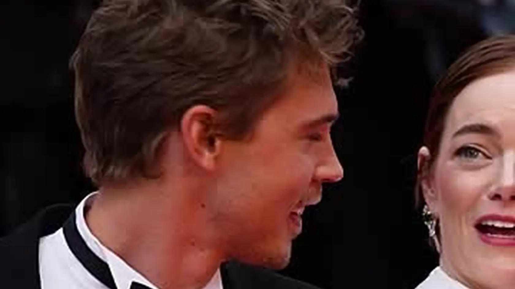 Herci Austin Butler, Emma Stone a Pedro Pascal sa uhýbajú včele na červenom koberci v Cannes.