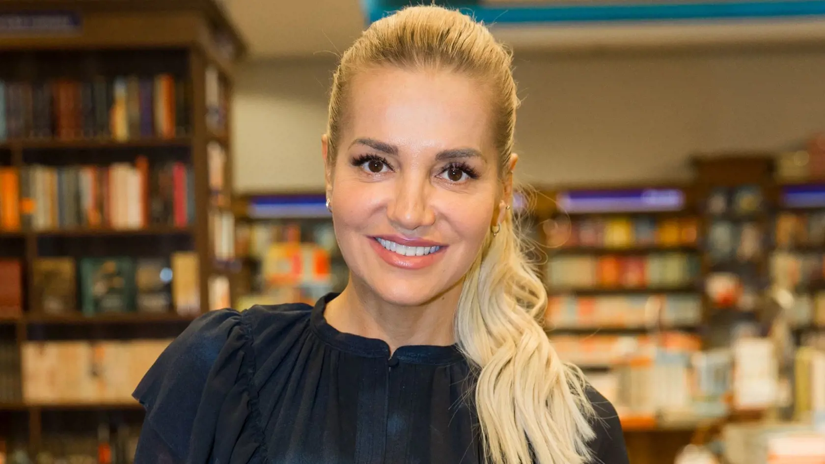 Speváčka Dara Rolins podpisuje a uvádza do predaja zápisník s jej podobizňou v knihnupectve jedného z bratislavských nákupných centier.