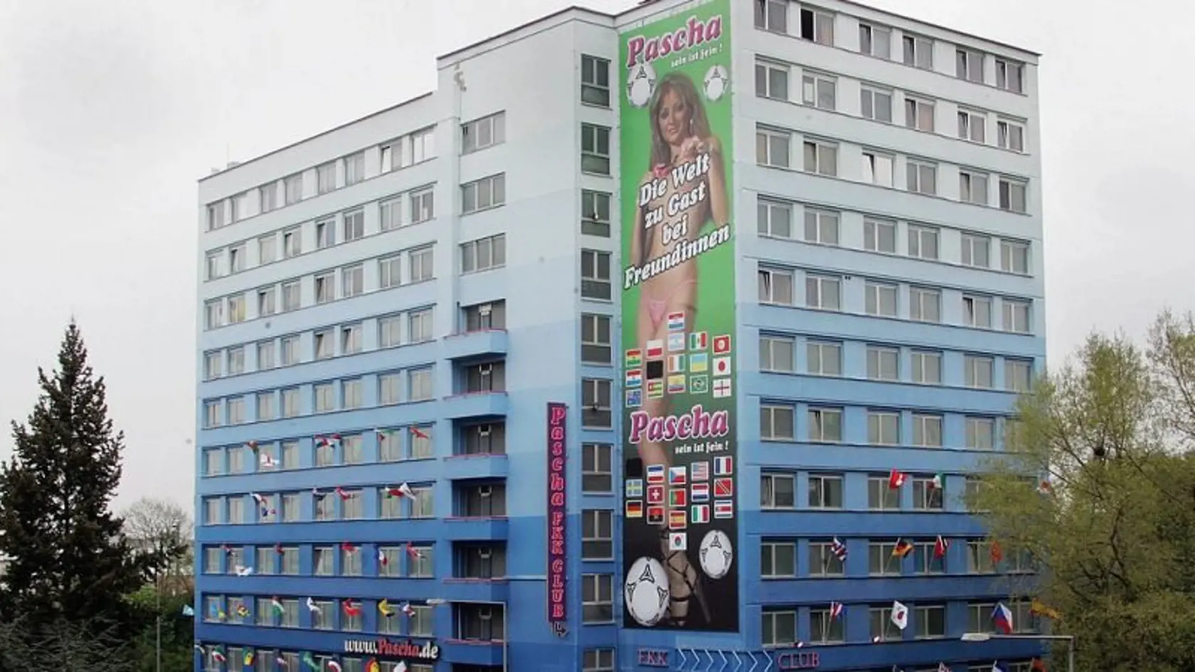 Nevestinec, ktorý otvorili v roku 1972 pod názvom Eros Center a bol klasifikovaný ako prvý európsky výškový bordel. V roku 1995 Eros Center zmenilo názov na Pascha, ktorý prenajímal za 180 eur za deň 126 izieb na siedmich poschodiach prostitútkam. Cena zahŕňala stravu, lekársku starostlivosť a daň vo výške 20 EUR, ktorú úrady vyberajú za prostitútku za deň.