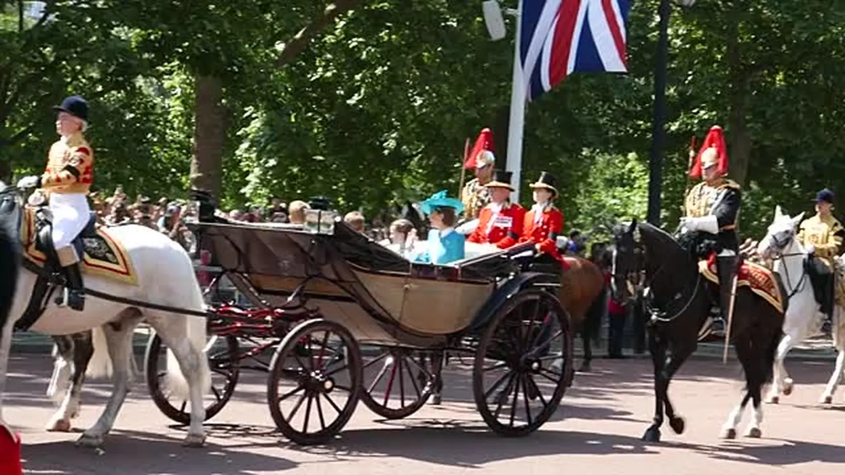 Tento rok Londýn opäť ožil vďaka ceremónií „Trooping the Colour“ – slávnemu sprievodu pri príležitosti kráľových oficiálnych narodenín. Hlavnou hviezdou však nebol kráľ Karol III., ale jeho nevesta – princezná Catherine. Spolu s deťmi zažiarila natoľko, že zatienila aj samotného kráľa.