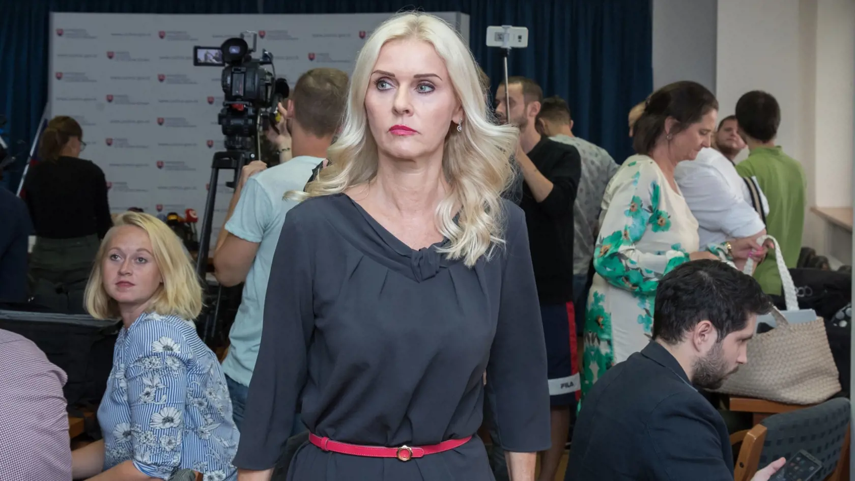 Monika Jankovská pri odchode z brífingu na ktorom oznámila, že sa zdáva funkcie štátnej tajomníčky.