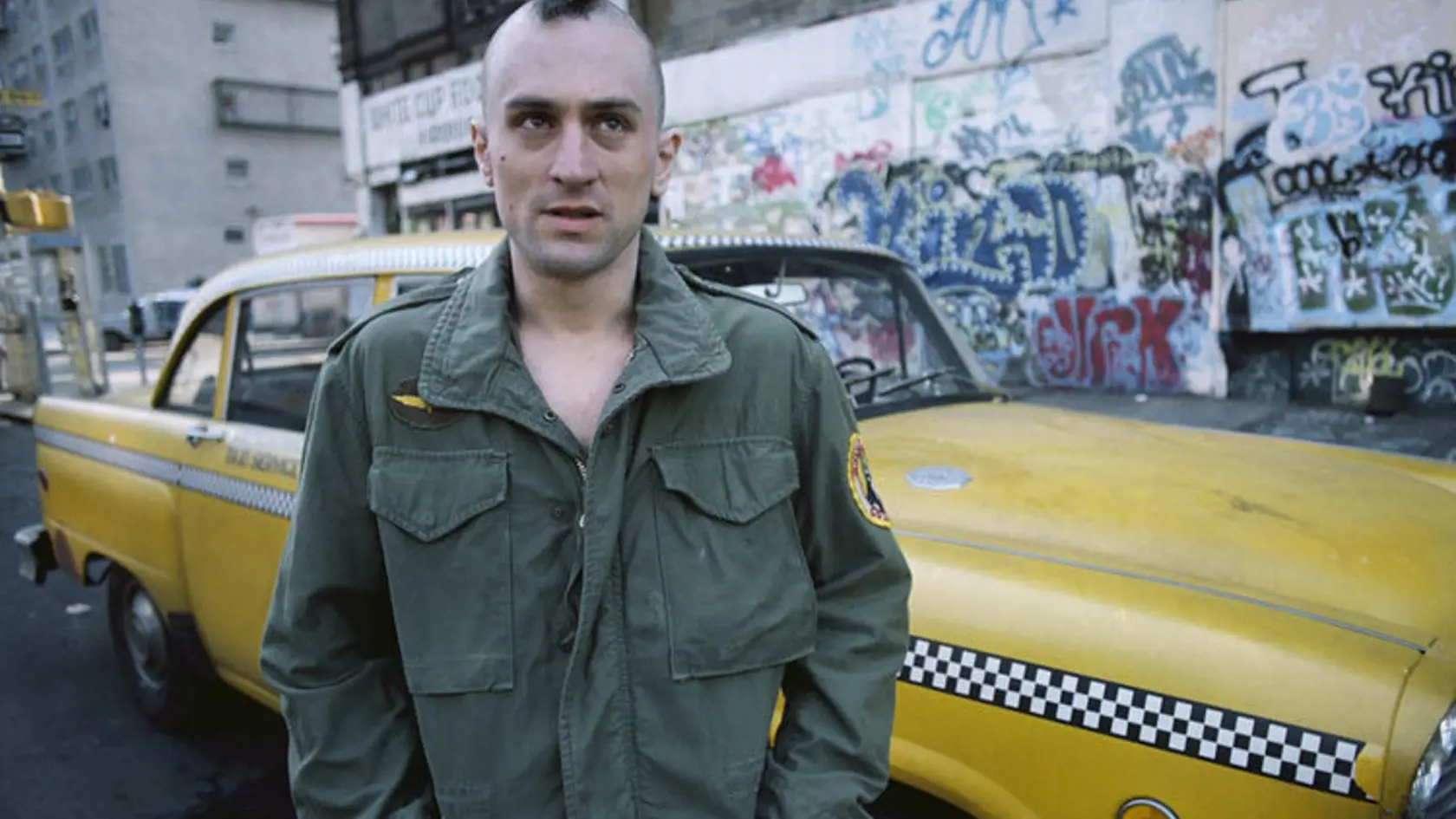 Robert De Niro vo filme Taxikár z roku 1976.
