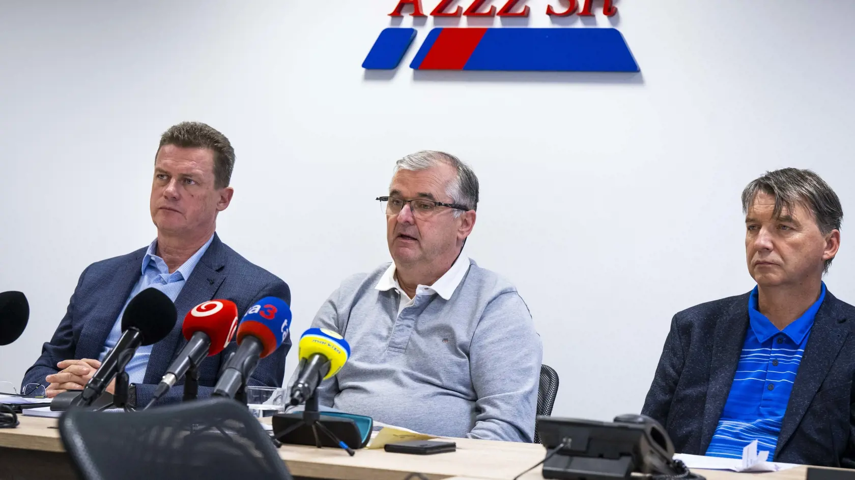 Zľava prvý viceprezident Asociácie nemocníc Slovenska (ANS) Igor Pramuk, prezident ANS Marián Petko a prvý viceprezident ANS Jozef Minál počas tlačovej konferencie na tému Dofinancovanie na rok 2024 - 2025, zmluvy so zdravotnými poisťovňami a konsolidačný balíček 17. októbra 2024 v Bratislave. 