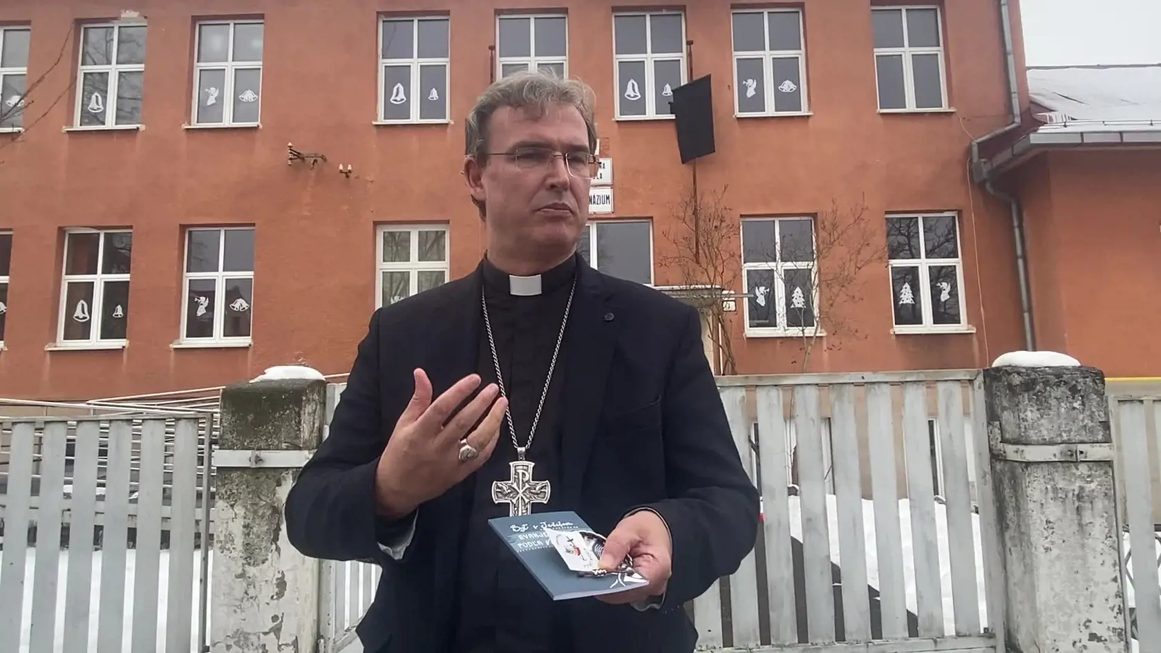 Spišský biskup František Trstenský o daroch, ktoré priniesol gymnazistom zo Spišskej Starej Vsi