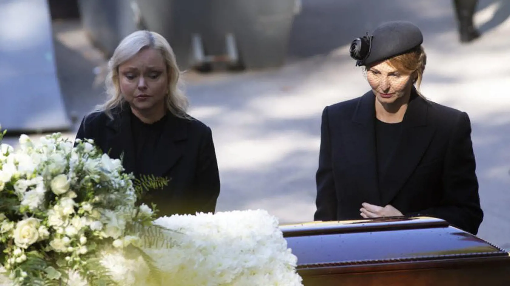 S milovaným manželom a otcom sa skutočne naposledy rozlúčila Ivana, staršie dćery Dominika i Lucie. A to priamo na dvore Krematória Motol.