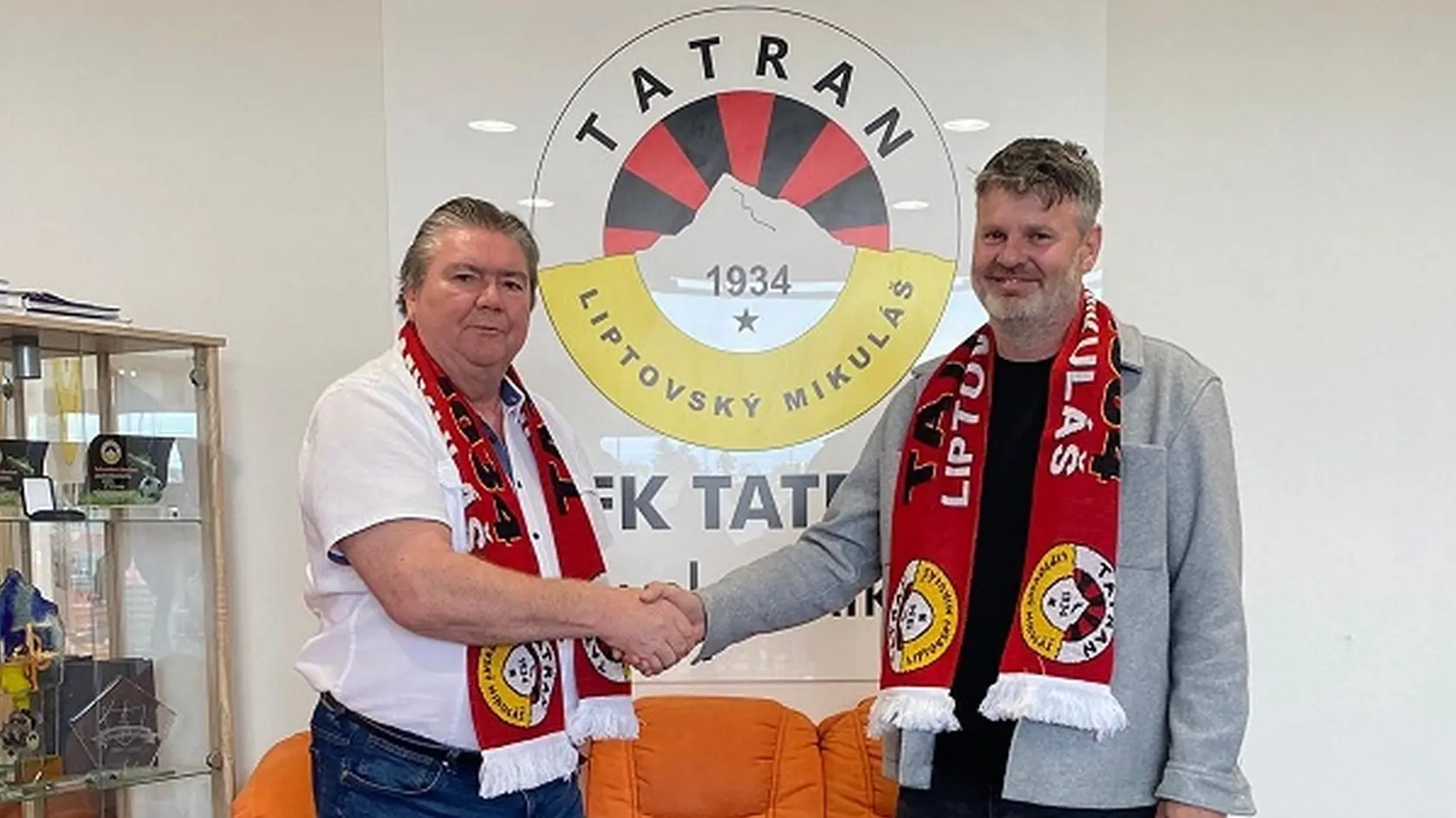 Zľava Milan Mikušiak, prezident klubu a Marek Petruš, nový tréner MFK Tatran Liptovský Mikuláš.
