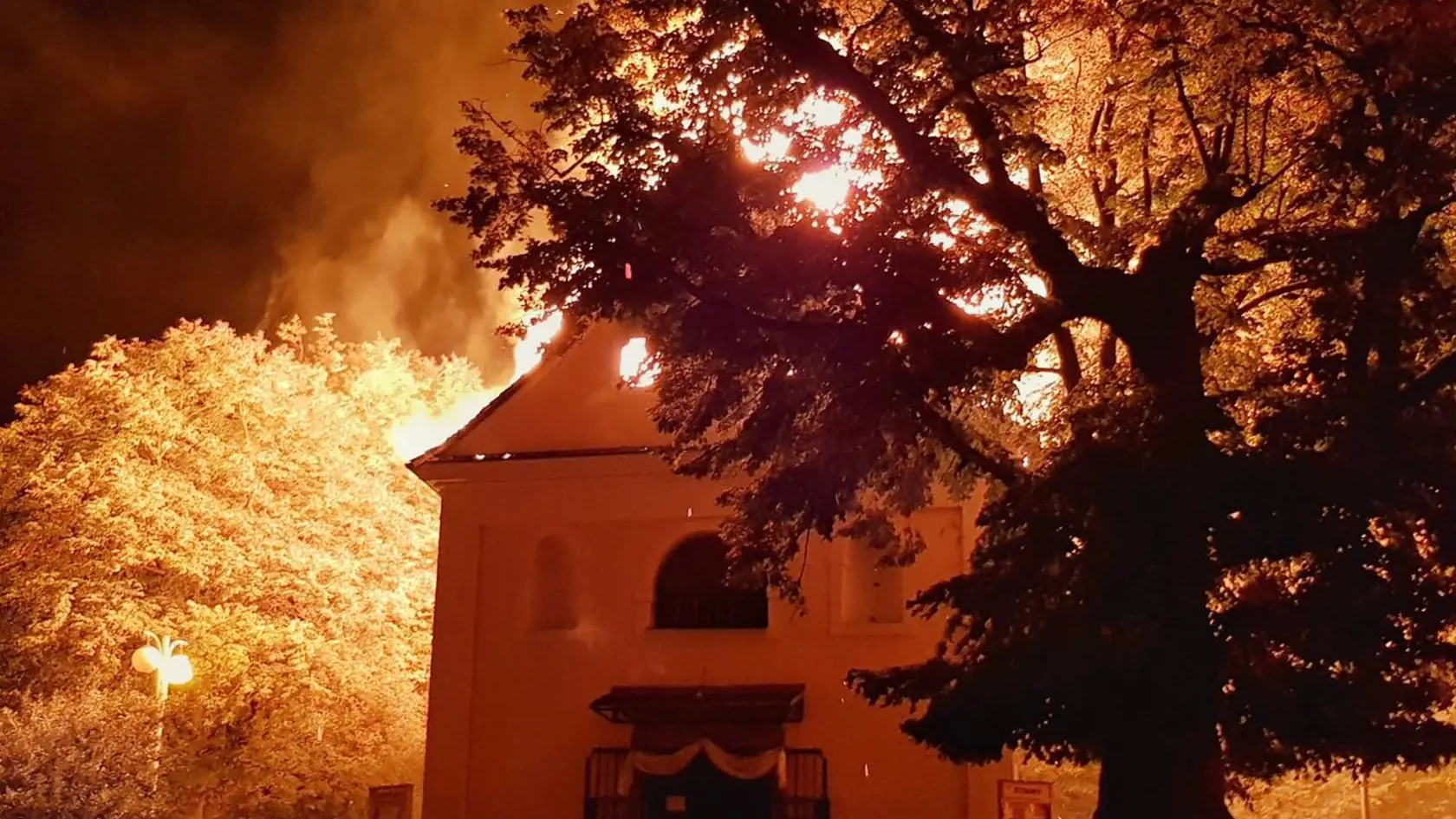 Skaza pri Považskej Bystrici: Veriacim pred očami horel kostol.