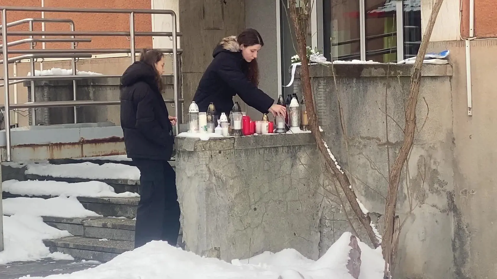 Študentky gymnázia v Spišskej Starej Vsi pália sviečky za obete útoku.