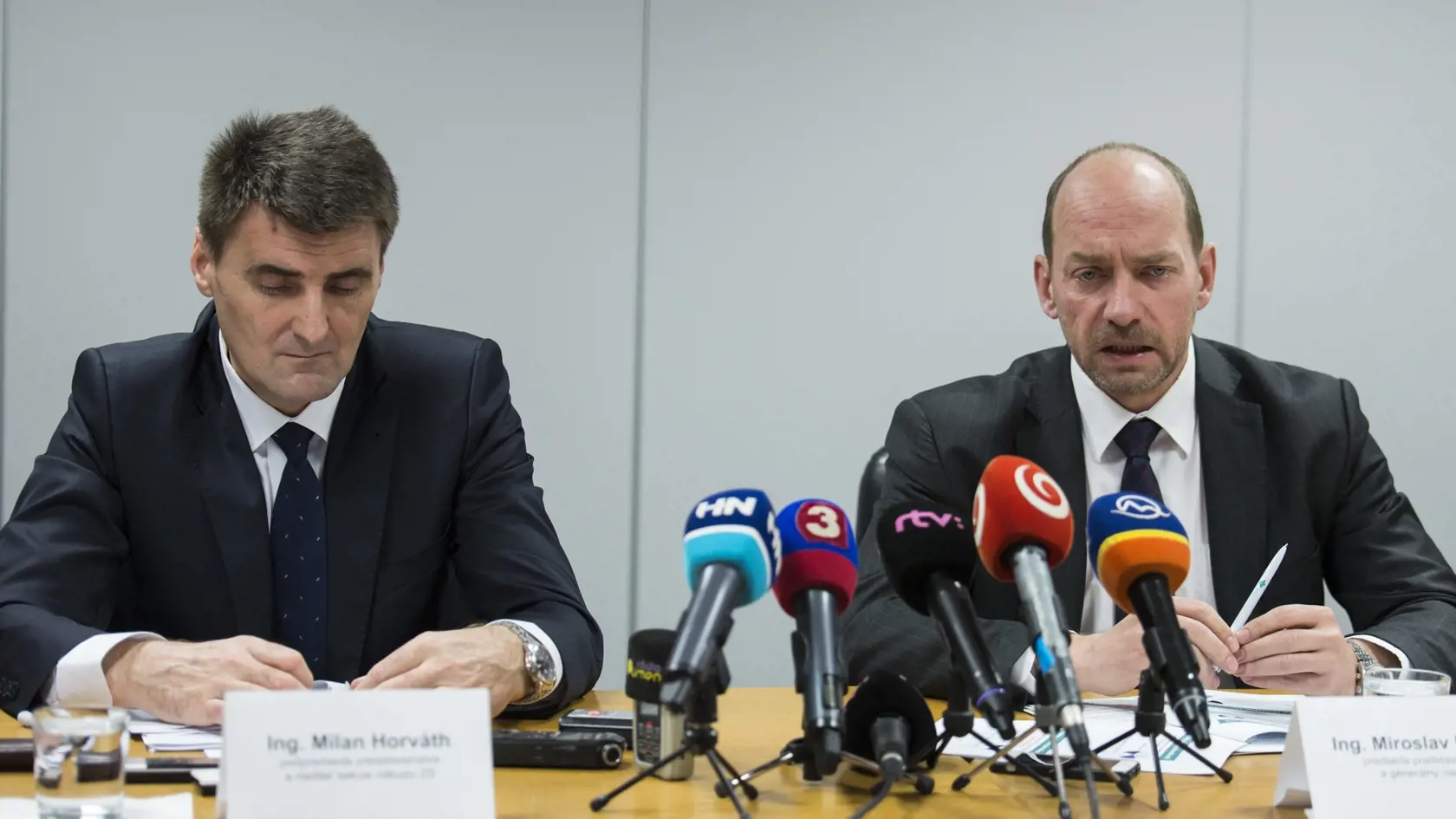 Z ARCHÍVU: Riaditeľ sekcie nákupu Všeobecnej zdravotnej poisťovne Milan Horváth a predseda predstavenstva a generálny riaditeľ VšZP Miroslav Kočan.