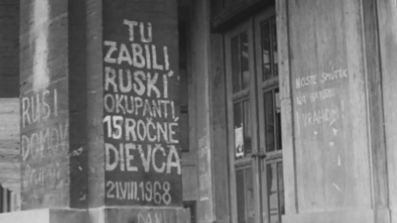 Dievča zomrelo na schodoch Univerzity Komenského v Bratislave.