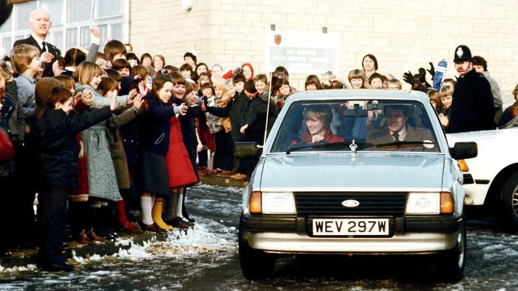 Staručký Ford Escort Ghia, ktorý kedysi patril princeznej Diane, vydražili v aukci za necelých 73-tisíc dolárov (zhruba 61-tisíc eur). Pôvodná majiteľka ho dostala od princa Charlesa ako dar k zásnubám.