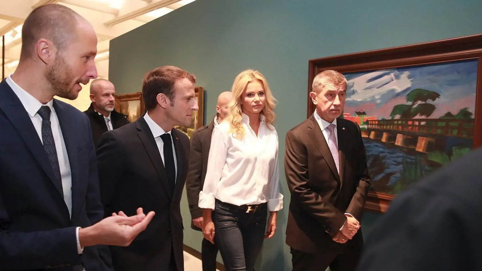Český premiér Andrej Babiš s manželkou Monikou privítali francúzskeho prezidenta v Prahe. Svojimi džínsami spôsobila Monika menší škandá.