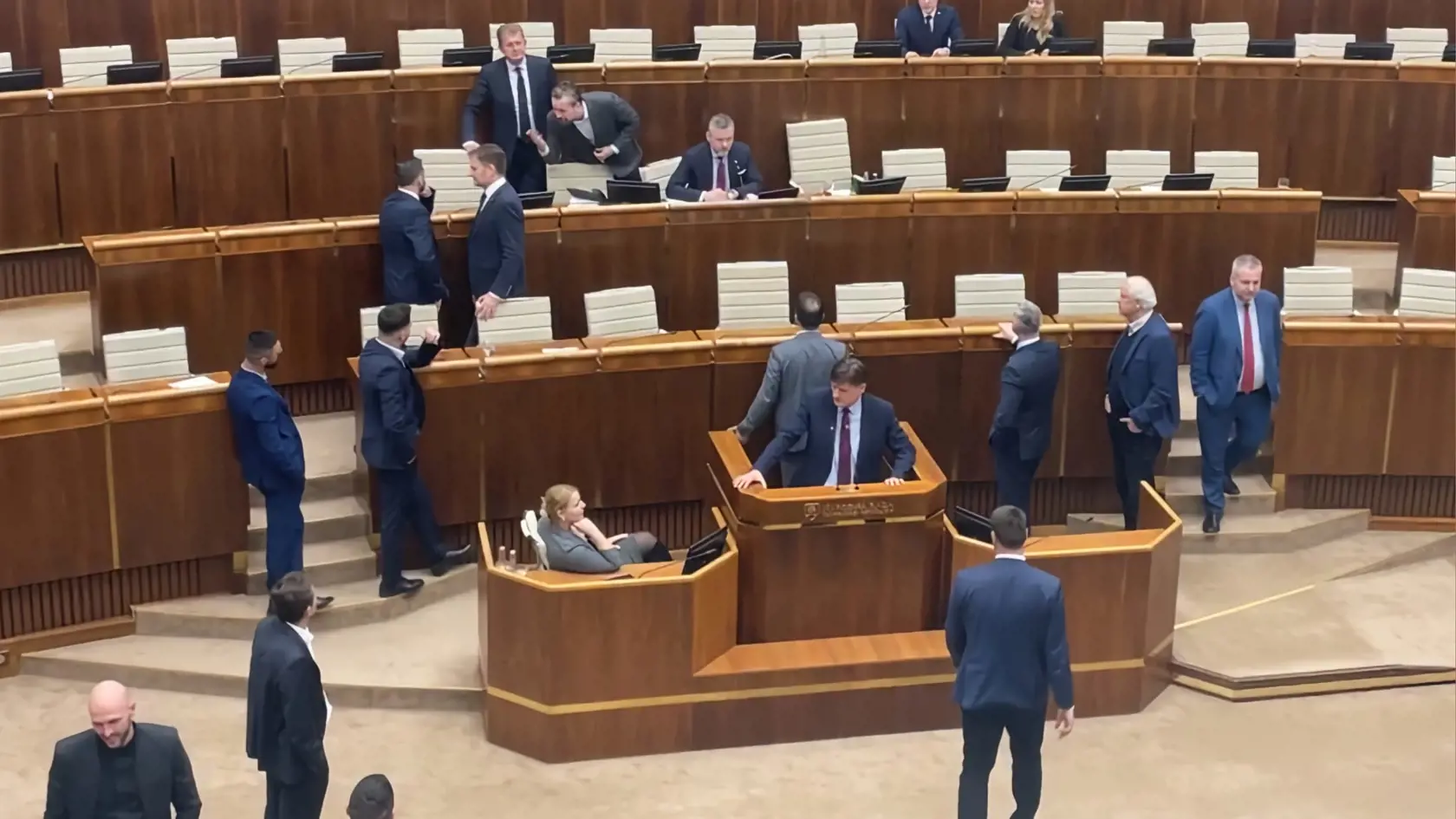 „Zapol som si práve parlament, kde rozpráva Hlina a zatiaľ bosá Cigániková vybehla za Blahom a Igor Matovič mu práve dohovára, či je úchyl. Čiže všetko v poriadku, asi to bude ešte husté," stálo pri tejto fotografii zverejnenej na stránke Zomri.