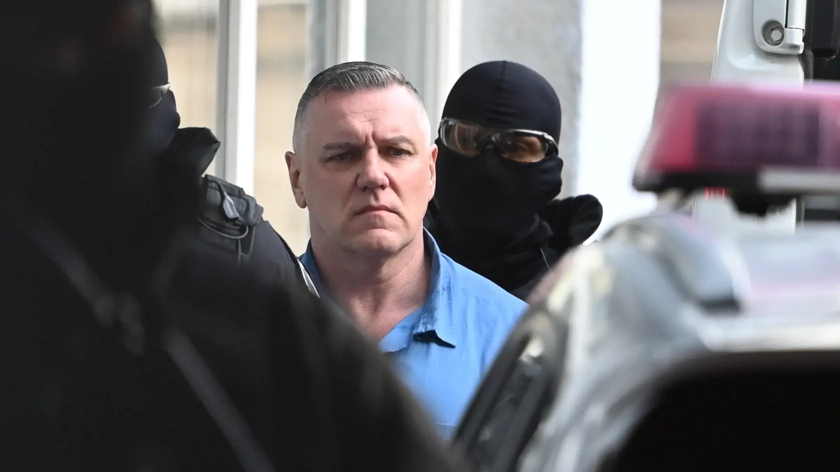 V knihe o doživotne odsúdenom mafiánskom bossovi Mikulášovi Černákovi, ktorú napísal spolu so svojou snúbenicou Monikou Křivovovou, budú aj podrobnosti z povestnej lyžovačky s bývalým premiérom Mikulášom Dzurindom z roku 2002. Obaja boli v rovnakom čase na Štrbskom Plese. Premiér podal na neho trestné oznámenie, tvrdil, že bol svedkom toho, ako sa z väzby čerstvo prepustený Černák predieral dopredu a sácal do ľudí. Polícia prípad posunula na priestupkové konanie.