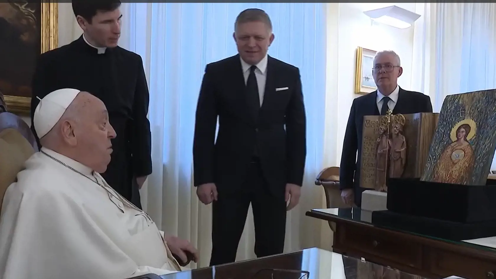 EXKLUZÍVNY DAR: Premiér daroval pápežovi kópiu súsošia sv. Cyrila a Metoda od akademického sochára Mariána Polonského, originál sa nachádza v Bazilike Santa Maria Maggiore, kde boli schválené liturgické texty v jazyku našich predkov.