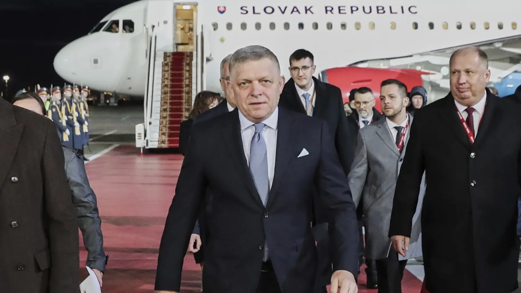 Na snímke slovenský premiér Robert Fico prichádza na oslavy pri príležitosti 80. výročia konca druhej svetovej vojny v Európe v Moskve 8. mája 2025.