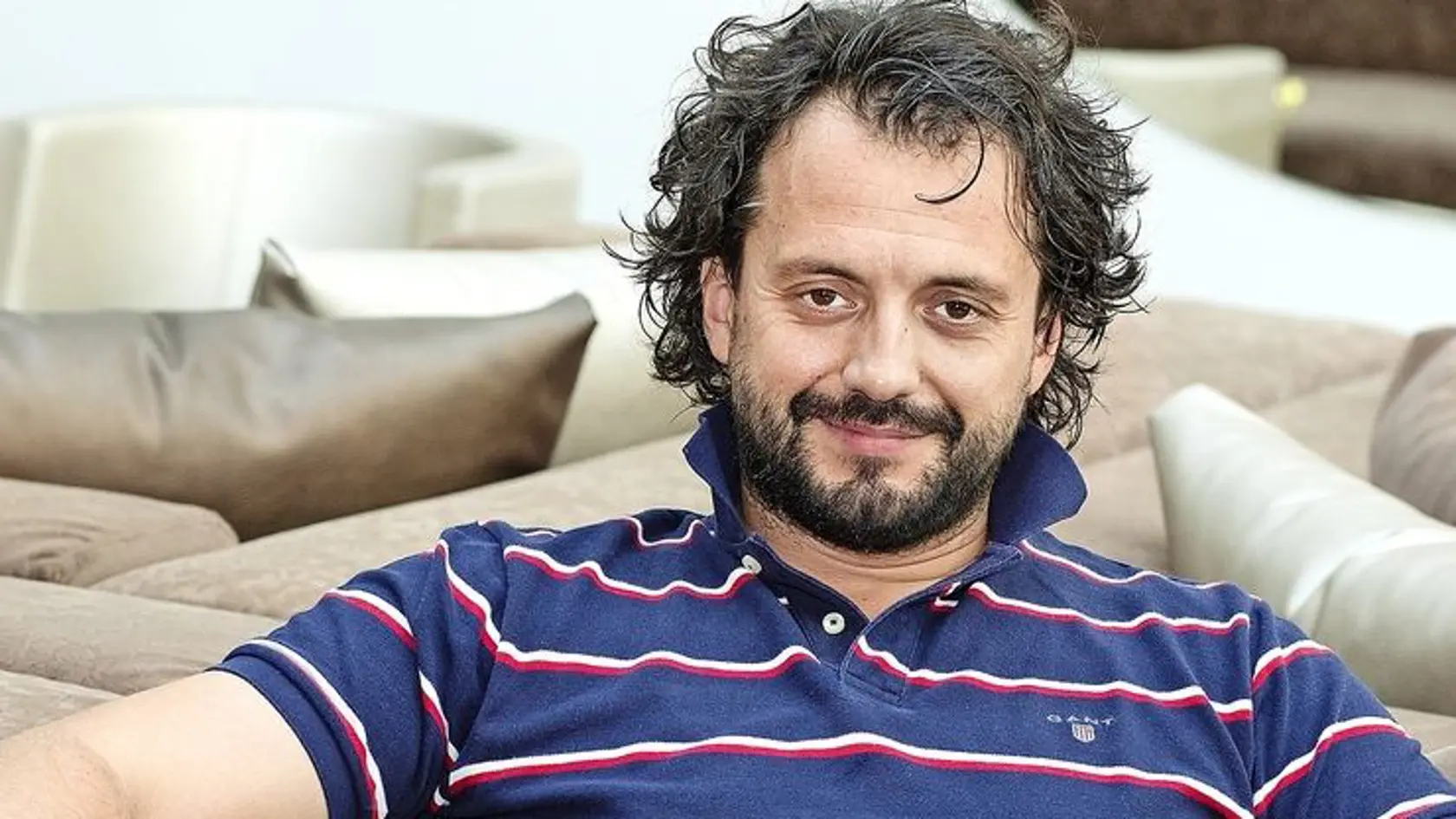 „Áno, mali sme svadbu, ale ešte vo februári. Bolo to len v tichosti a s úplne najbližšími priateľmi a rodinou. Staršie dcéry sa, žiaľ, nemohli zúčastniť,“ povedal exkluzívne pre Nový Čas, no viac detailov prezradiť nechcel.