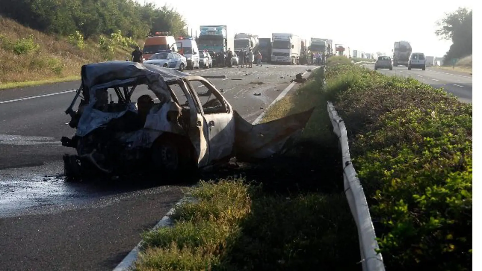 Tri osoby po nehode na mieste zhoreli. Štvrtá žena (54) zomrela krátko po prevoze do Budapešťanskej vojenskej nemocnice.