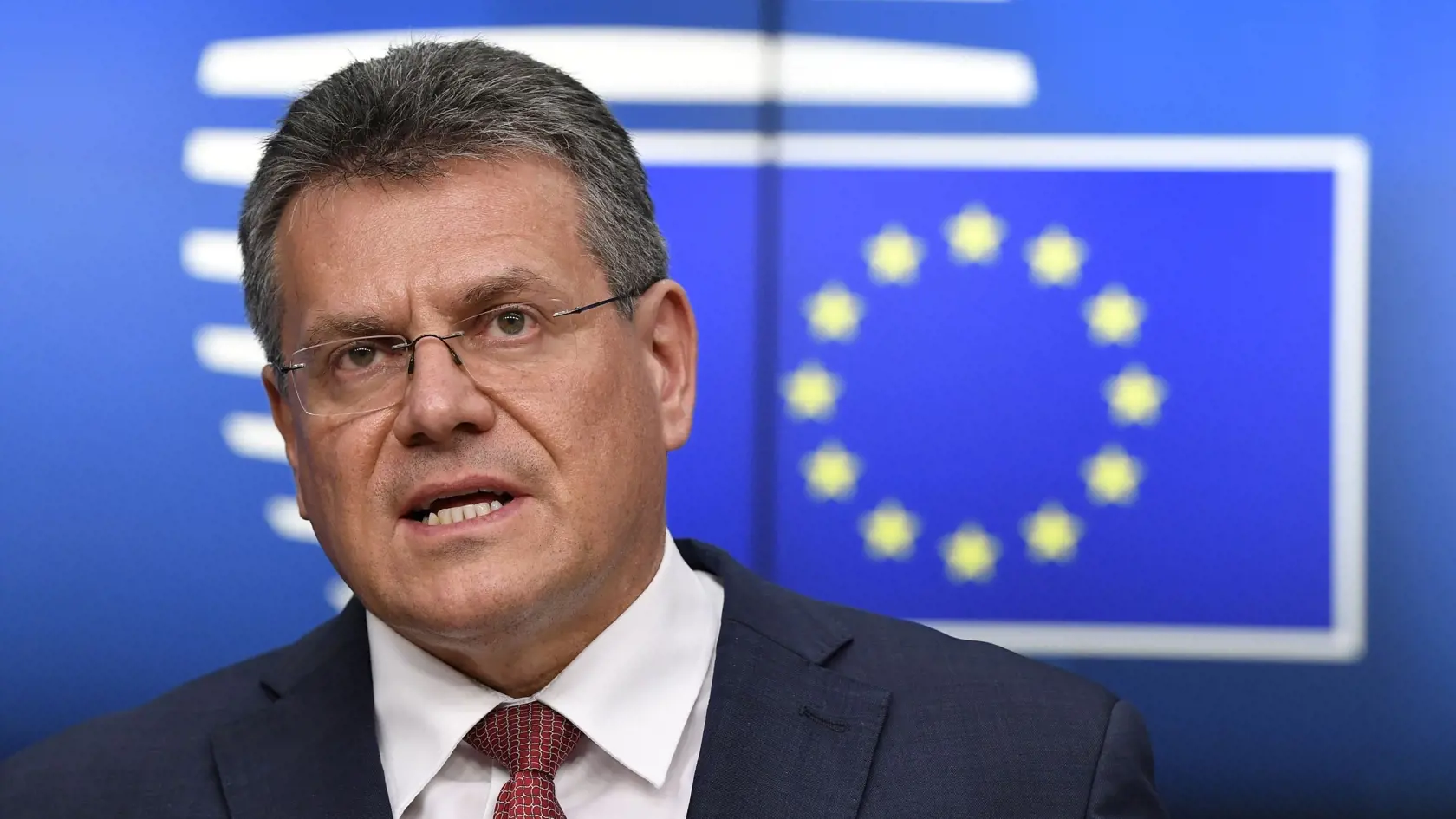 ČO ODKÁZAL ŠEFČOVIČ USA? Ak administratíva USA prijme "predĺženú ruku" Európanov a bude s nimi ochotná spolupracovať na dosiahnutí dohody, ktorá by zabránila obchodnej vojne. "Pod vedením predsedníčky Európskej komisie som pripravený rokovať. Sme pripravení to zrealizovať," odkázal Šefčovič.