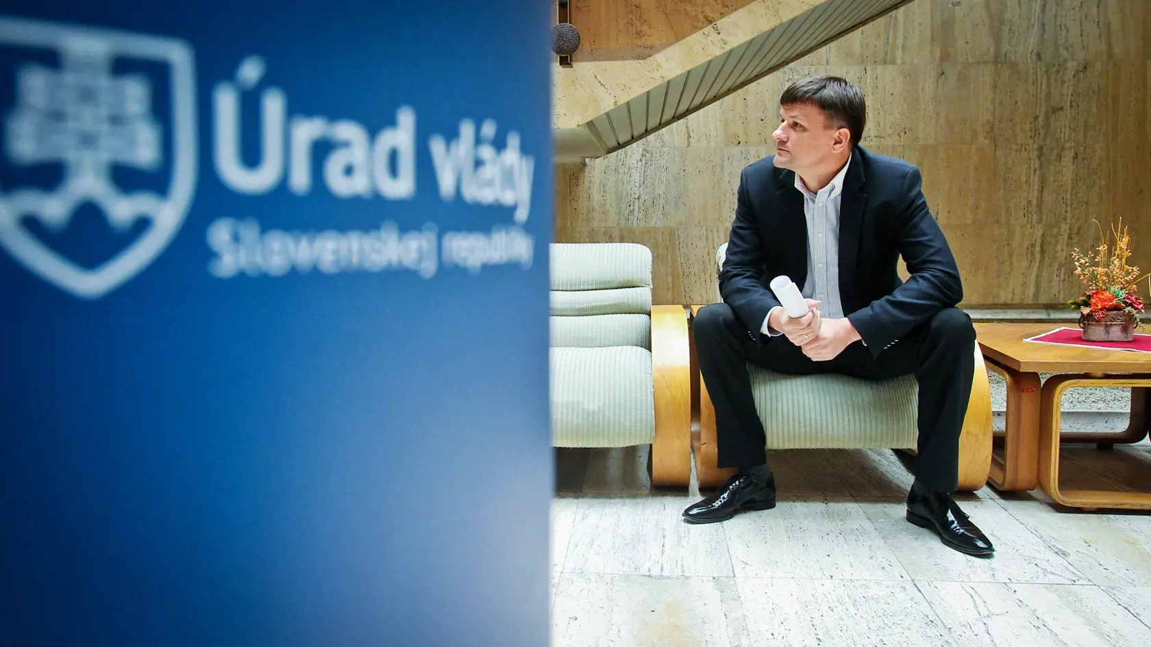 Na snimke poslanec NR SR Alojz Hlina caka v budobe Uradu vlady SR pocas rokovania 68. schodze vlady SR, ktorej sa chcel zucastnit a predniest tam svoje tri interpelacie.