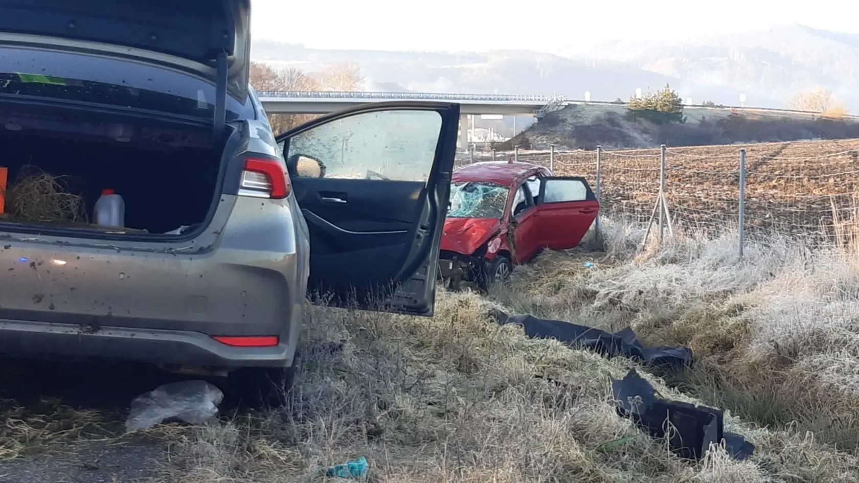 Podľa doposiaľ zistených informácií k nehode došlo tak, že 28-ročný vodič vozidla Toyota jazdiaci v smere od Zvolena na Budču dostal pravdepodobne šmyk.