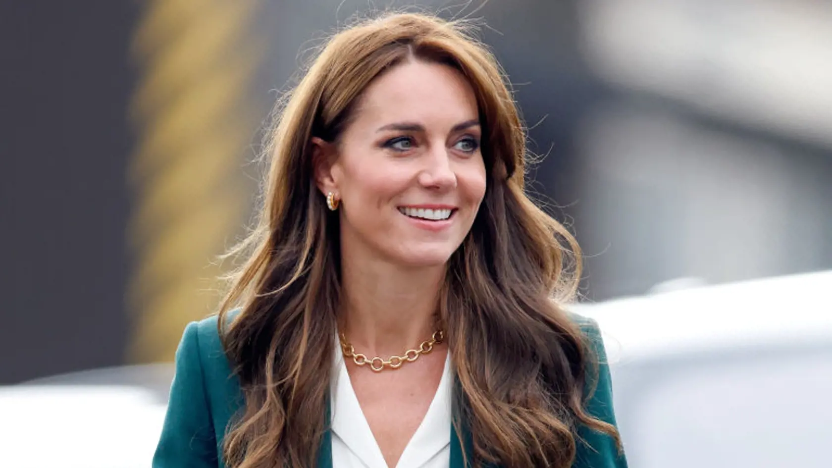 Princezná Kate aktuálne nosí dlhšie vlasy pod ramená, ktoré má jemne vlnité s predĺženou ofinou, ktorá jej lemuje tvár. Ide o takzvaný motýlí strih. Cestičku si predtým zvykla česať na stranu, teraz ju má na stred. Vlasy má nepatrne zosvetlené technikou balayge. Podľa odborníkov má vlasy predĺžené, aby vyzerali hustejšie.