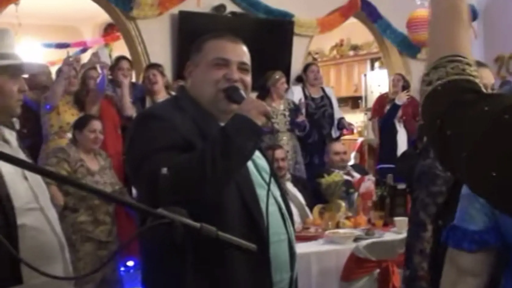 Na oslavách Rómov alkohol tečie potokom. Archívny záber z osláv sedemdesiatky Jenda.