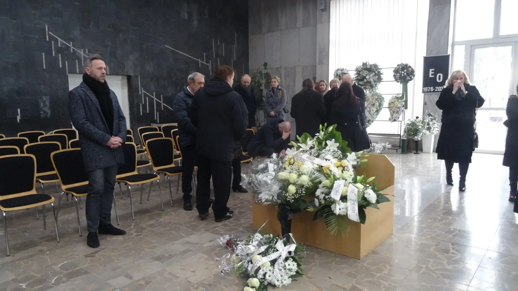 Pred obradom. Smútiaci vyslovovali najbližším úprimnú sústrasť.