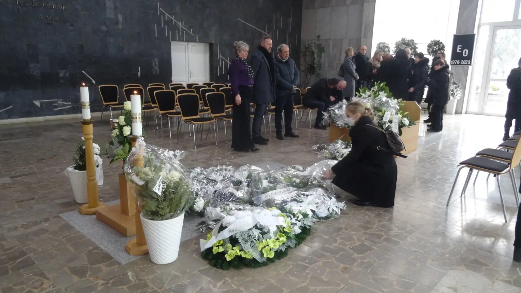 Napriek veľkej obradnej sieni sa do nej nezmestili všetci účastníci pohrebu. Mnohí ostali pred ňou.